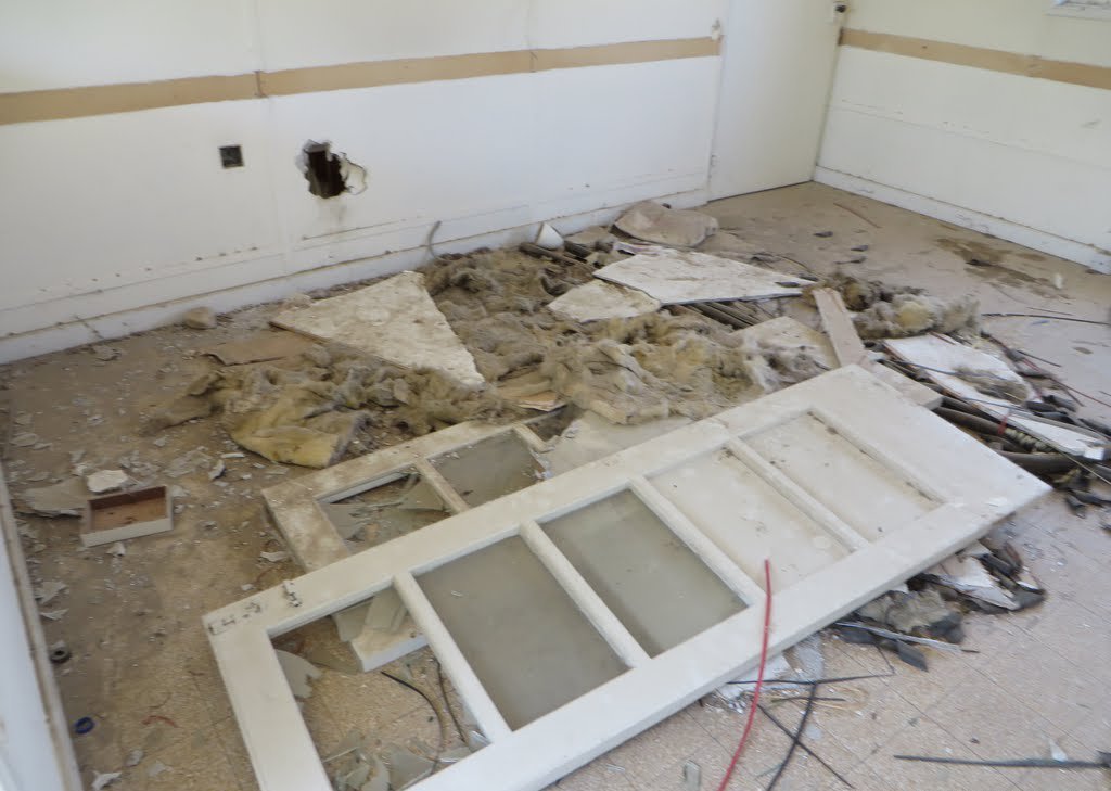 cover Building demolition ceased after hitting asbestos