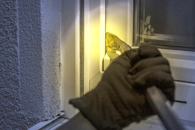 image Burglar tries to enter three homes, nabbed on the spot by police