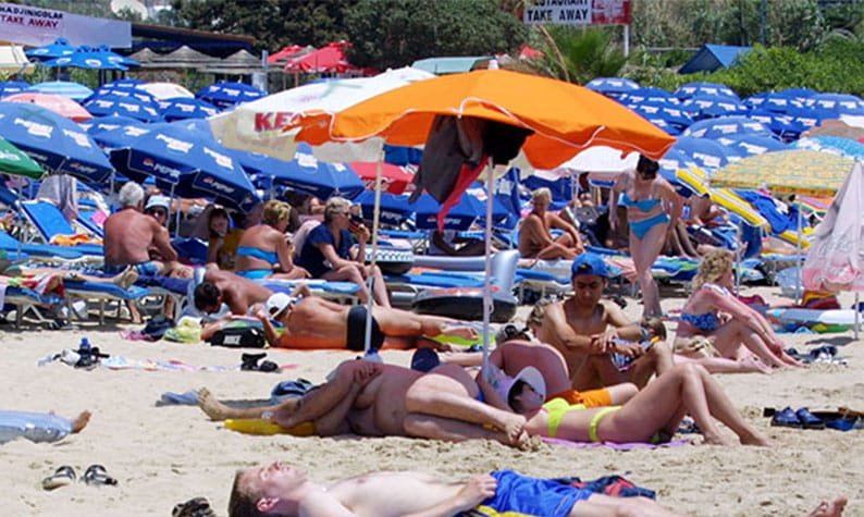 image Two arrested for stealing from sunbeds