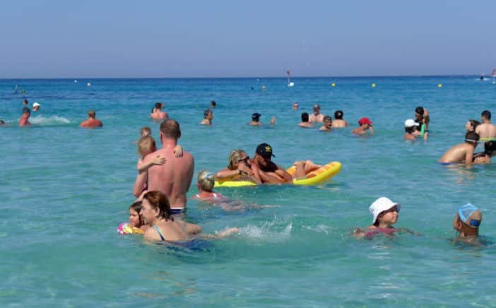 image Coronavirus: Tourists bound by the same measures as the rest, government says
