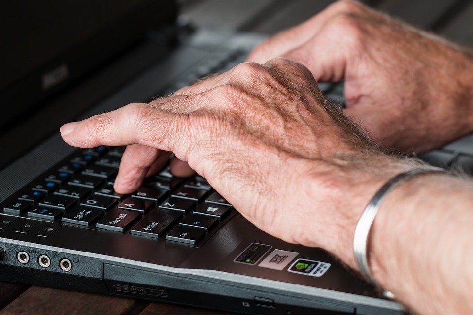 image Nearly 95% of Cypriots use the internet weekly, survey finds