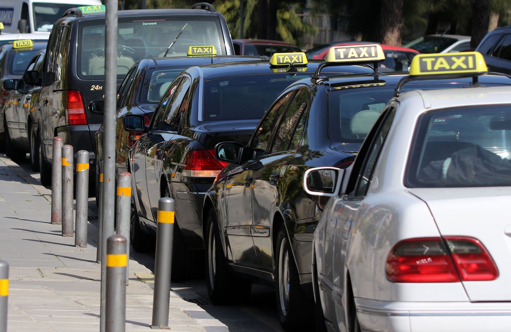 image Transport ministry defends fixed airport taxi fares
