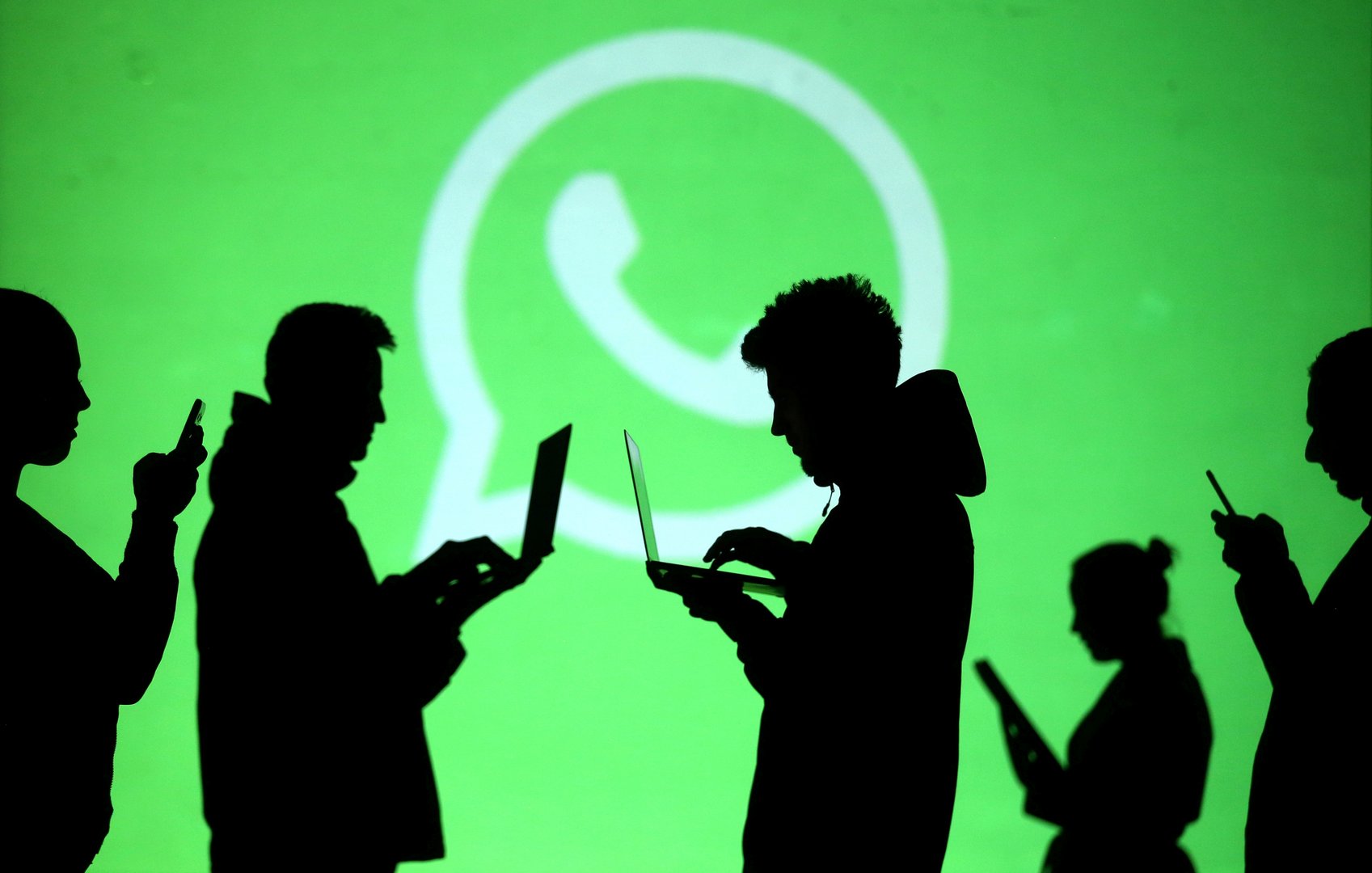 image WhatsApp fined 225 million euros for sharing data
