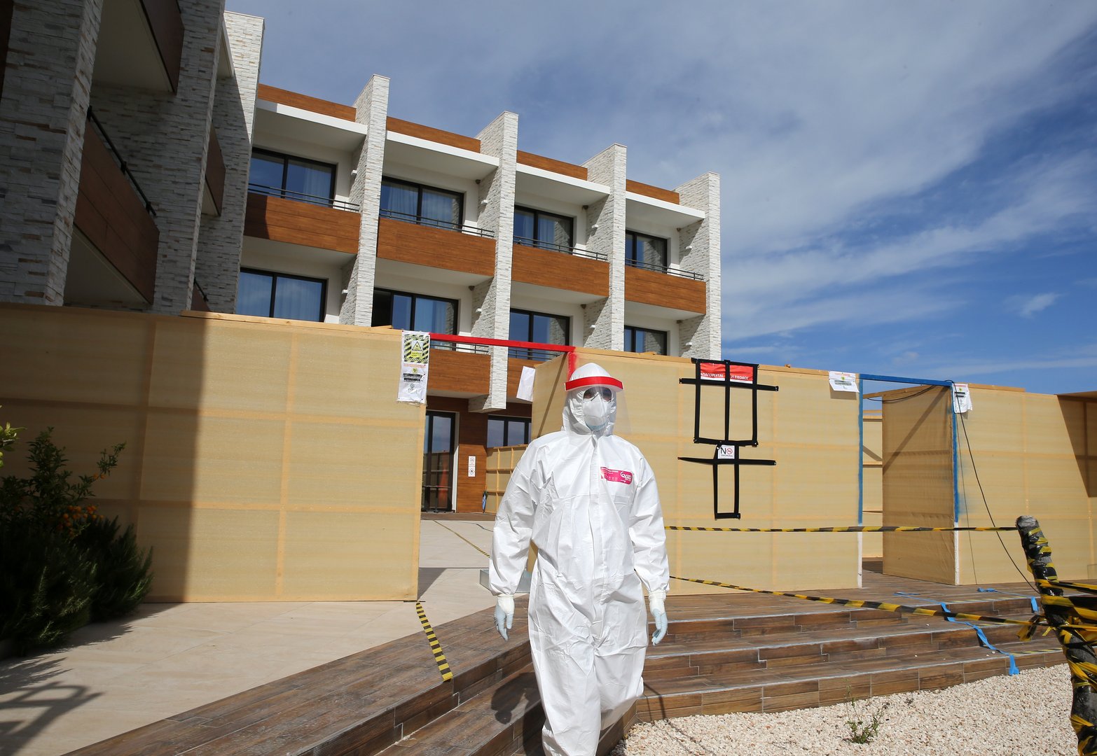 image Coronavirus: Omicron cases and contacts to go into state quarantine (updated)