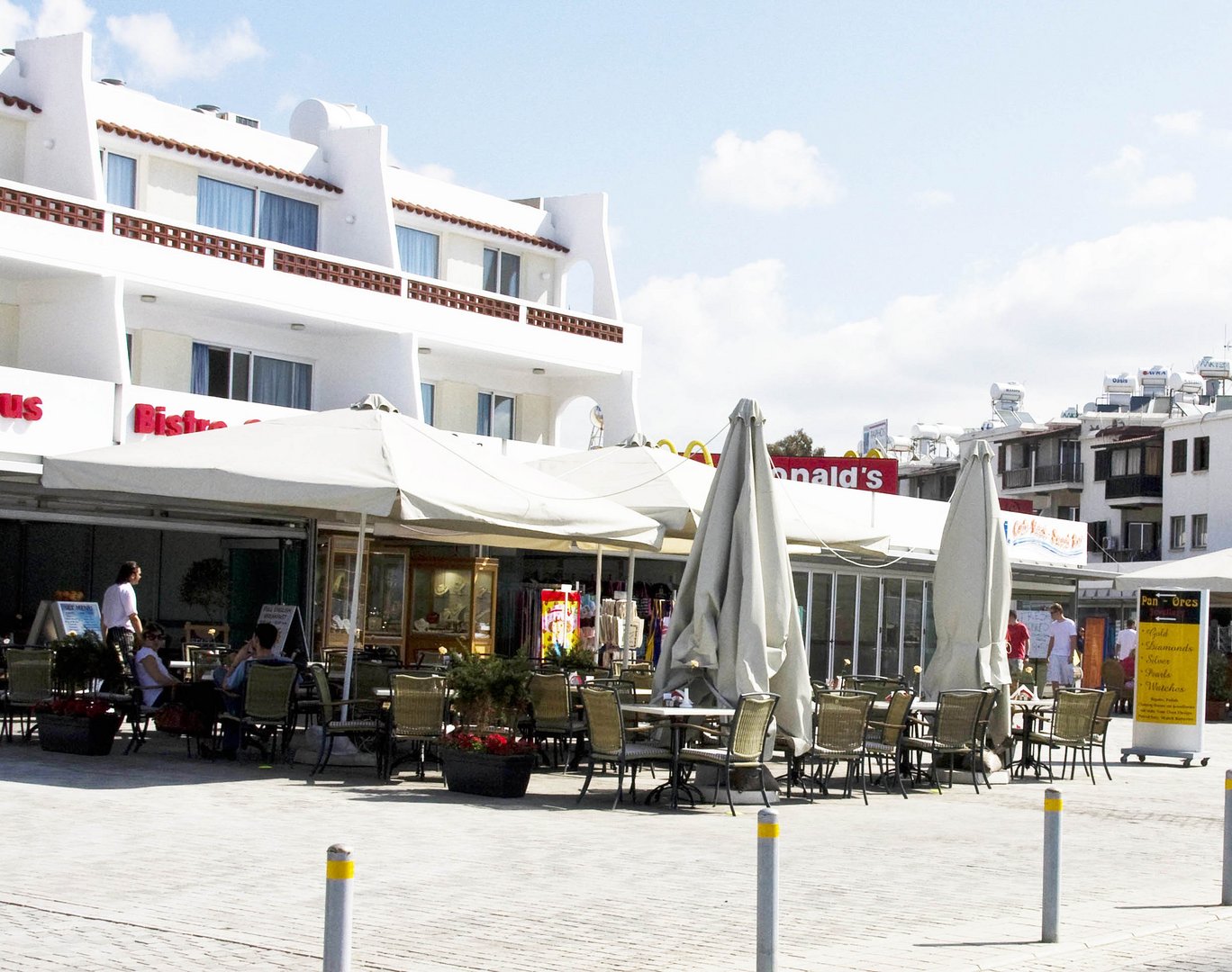 cover Restaurants busy despite cautious spending
