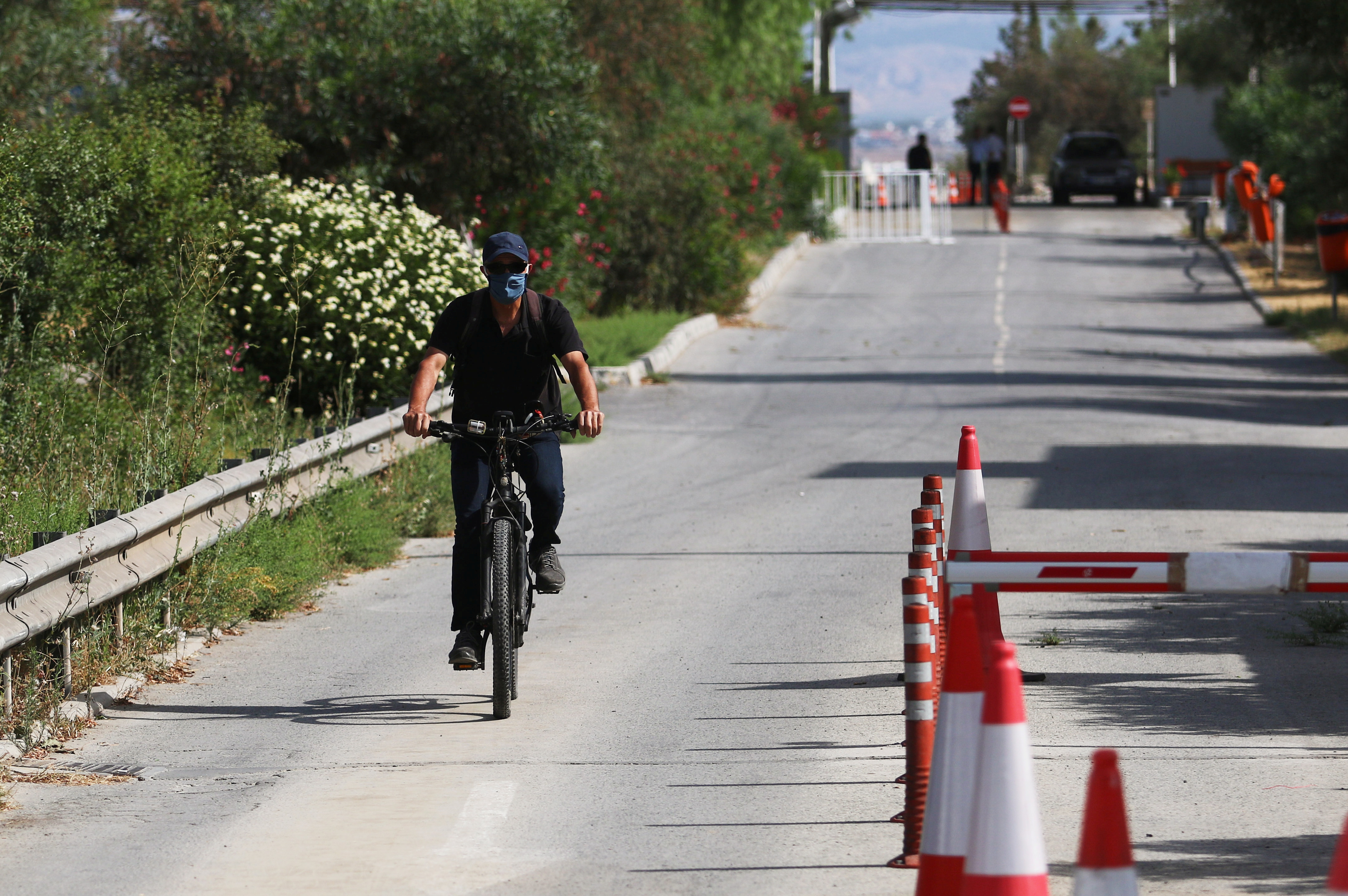 image Ozersay calls for checkpoints to open