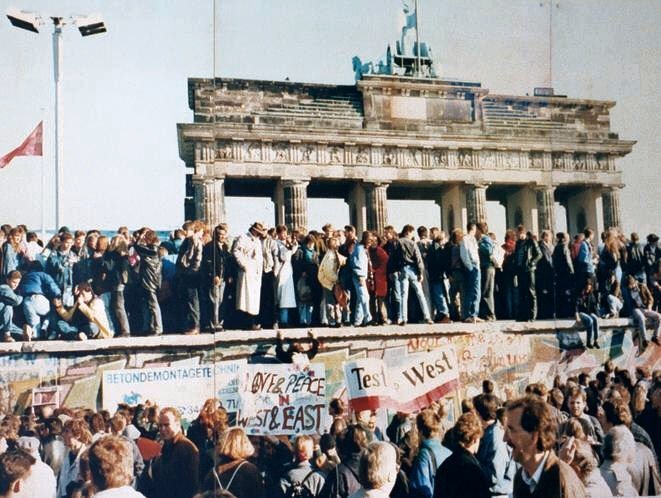 image Borrowing from the West and the fall of communism in Eastern Europe 