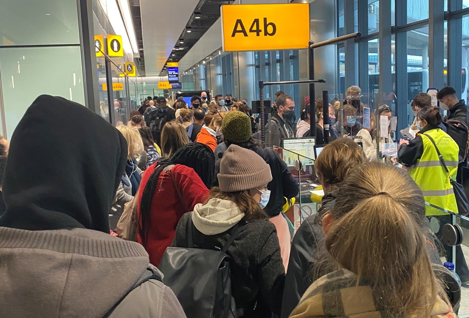 image UK says it will work with aviation industry to solve travel chaos