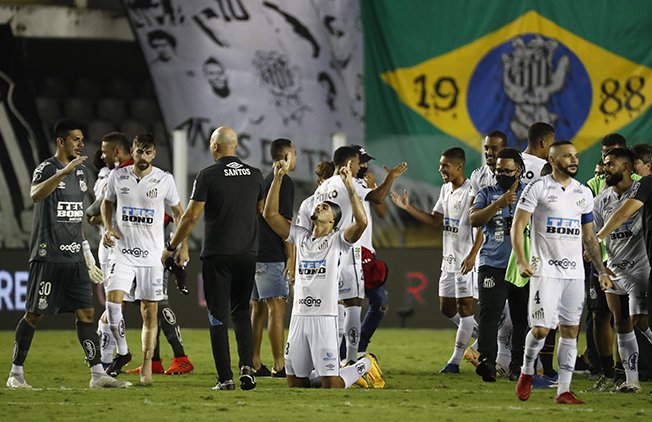 image Santos beat Boca to set up all-Brazilian Copa final