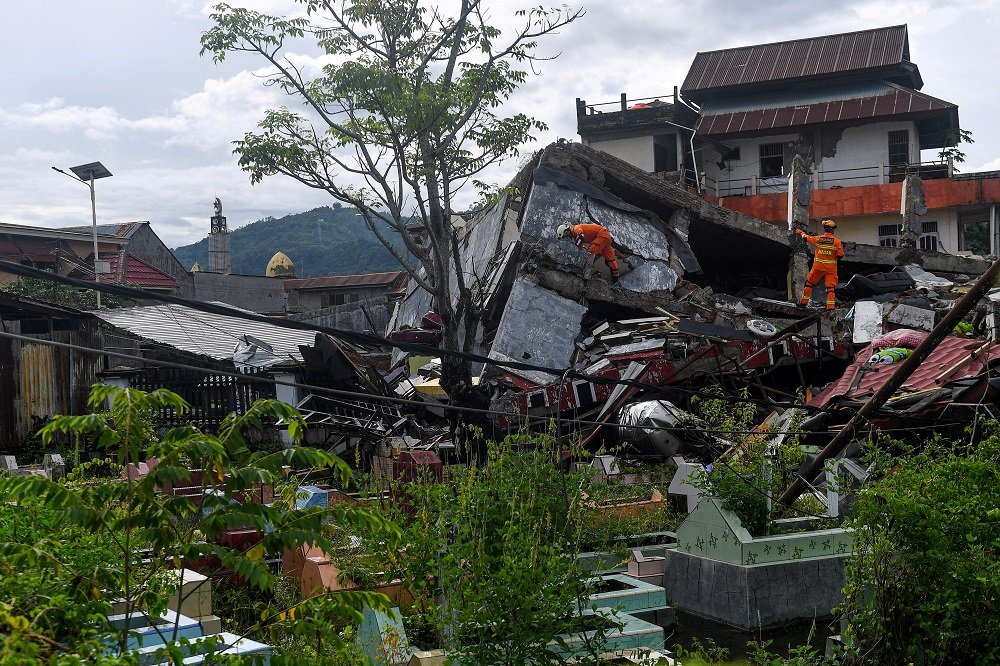 image Quake death toll at 73 as Indonesia struggles with string of disasters