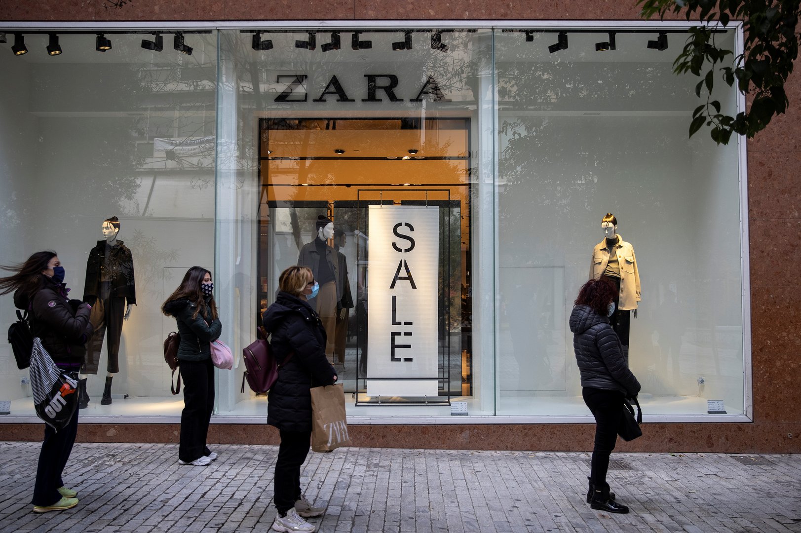 image Joy and caution as Greek shops re-open amid strict safety limits