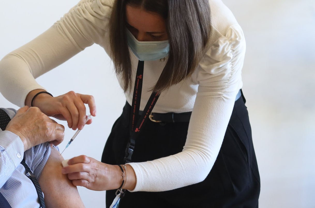 image Coronavirus: Decision expected following AZ review, experts divided (Updated)