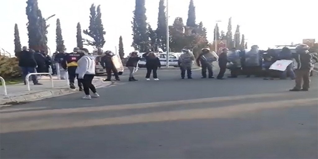 image Coronavirus: Protestors drive to palace