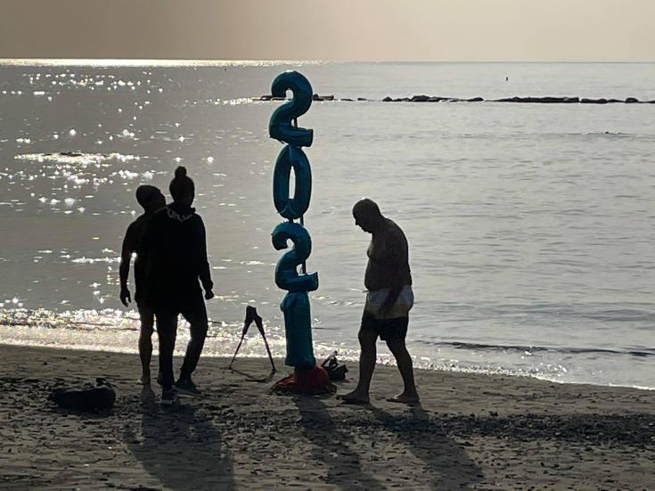 image New Year&#8217;s Day swimmers welcome in 2021