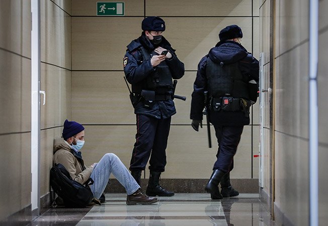 image Police raid Kremlin critic Navalny&#8217;s offices, other properties