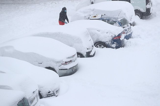 image Four die in Spanish storm, troops deployed to help stranded motorists