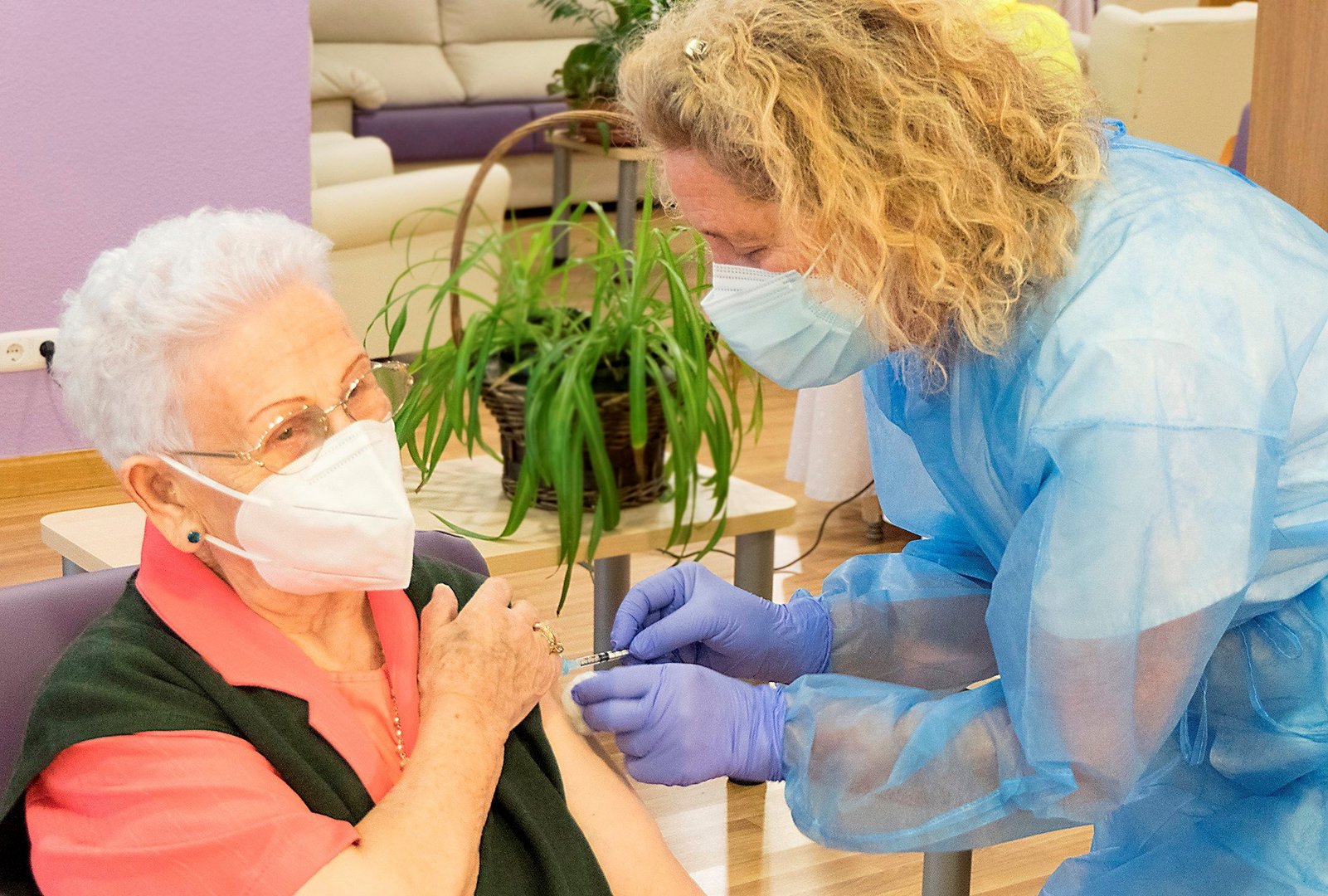 image Spain&#8217;s elderly get second Covid-19 shot