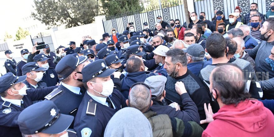 image Coronavirus: Workers in north protest against measures banning crossings