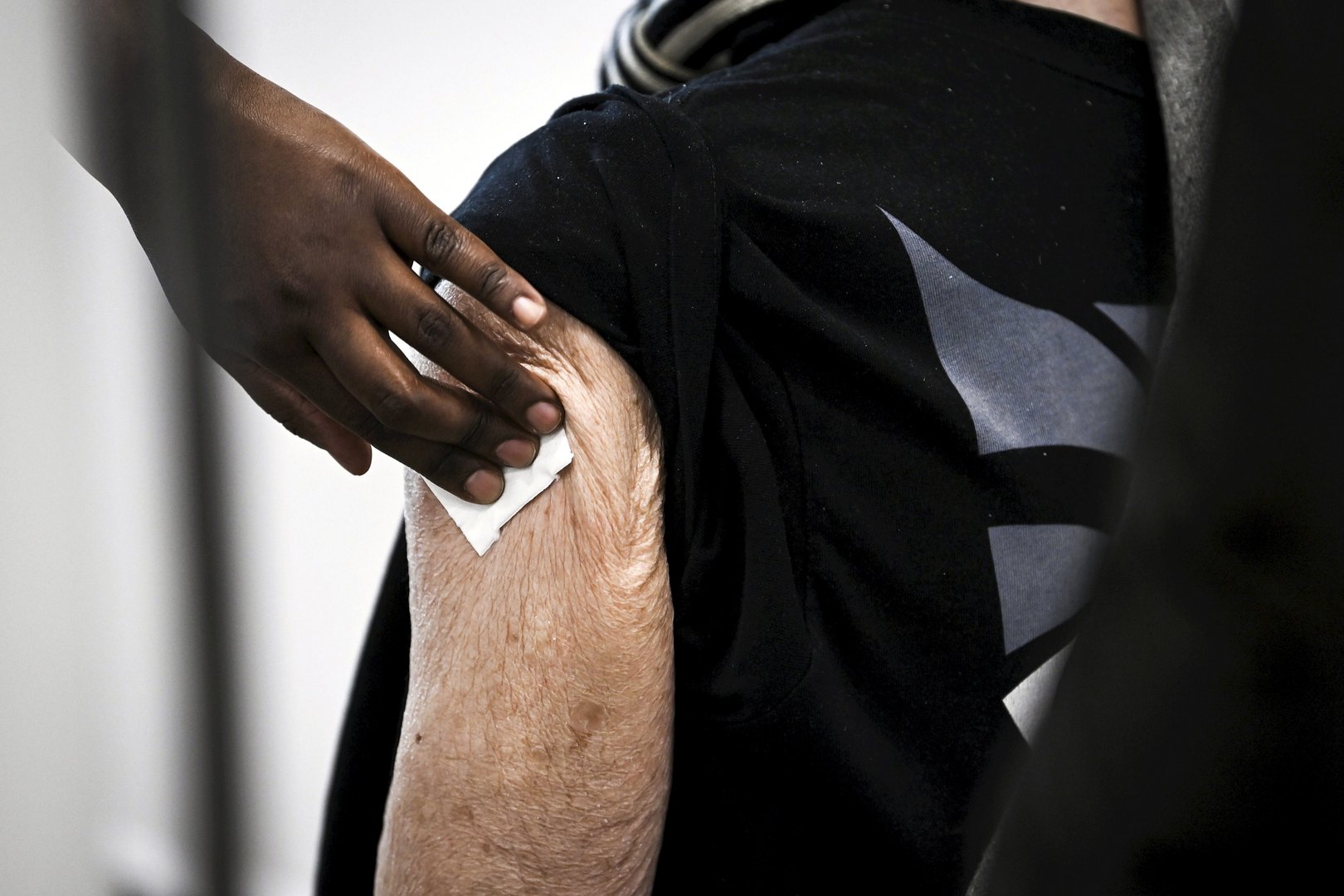 image World faces around 4,000 COVID-19 variants, race to improve vaccines