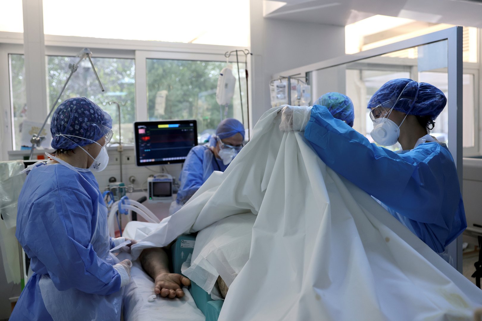 image Greek doctors protest &#8216;suffocating&#8217; conditions at Covid-19 clinics