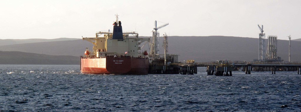 image Oil price hits 1-year high on stimulus hopes