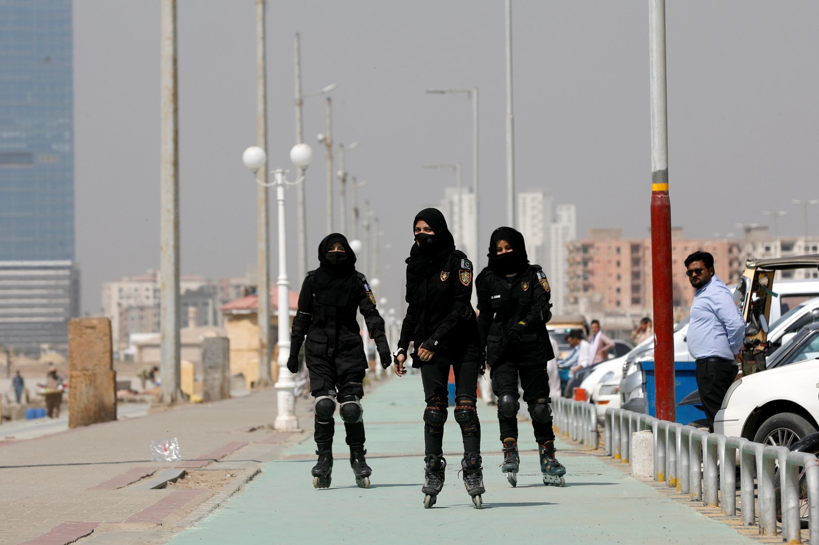 image Pakistan police pop their rollerblades on to catch criminals (Video)