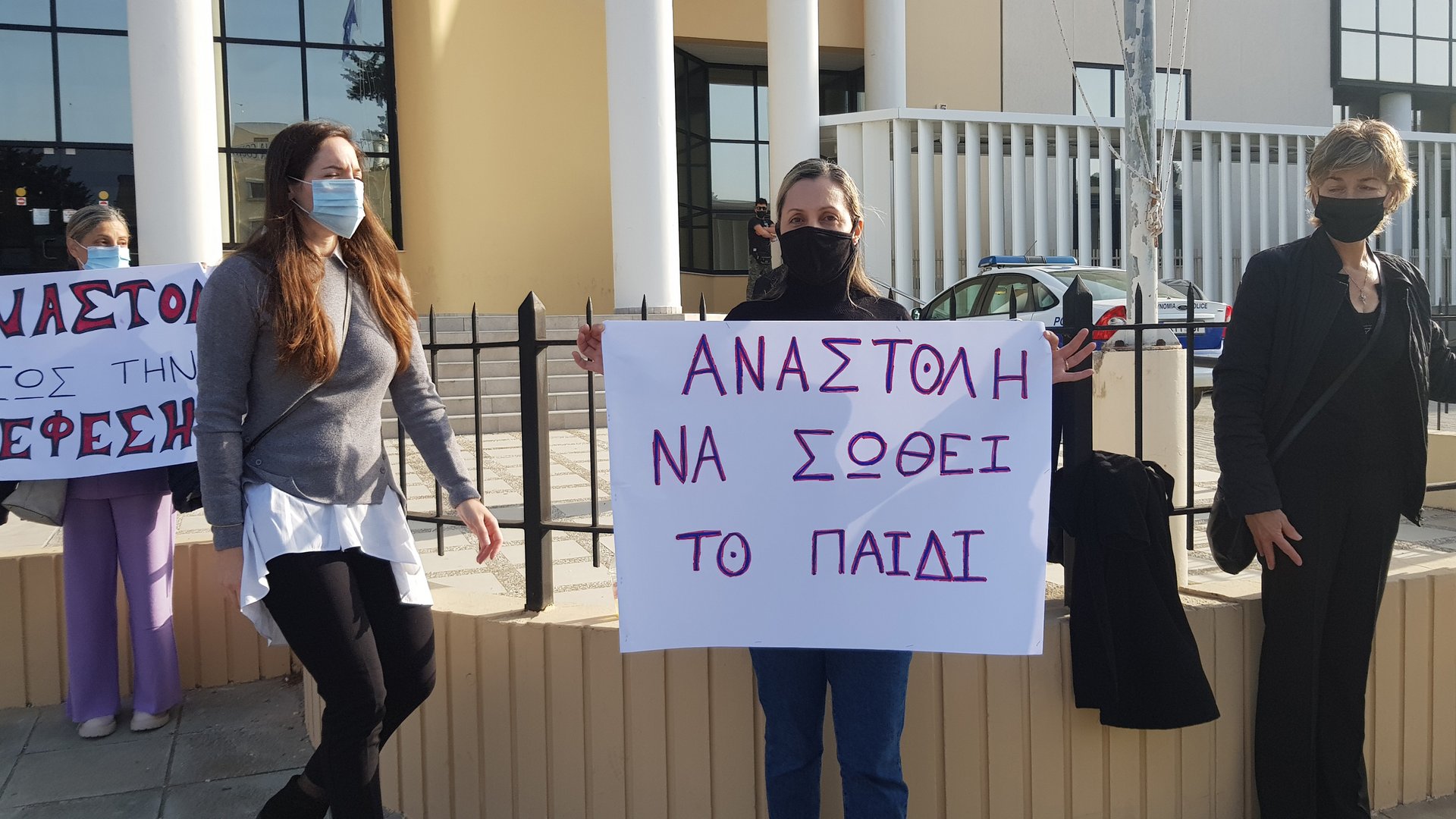 image Demo outside court supports mother fighting order to return son to the States