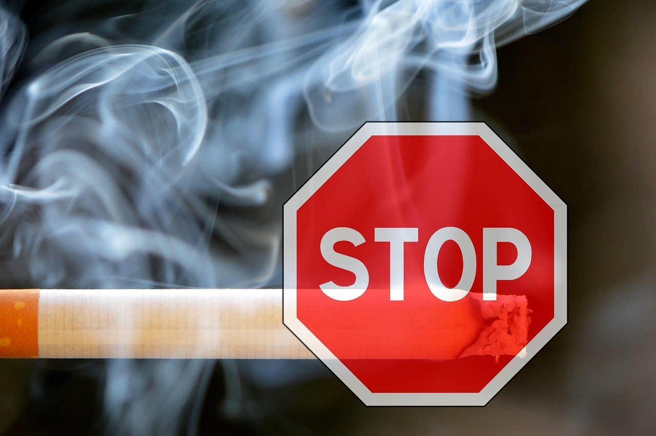 image France&#8217;s Macron aims to tackle tobacco and alcohol in 10-year cancer plan