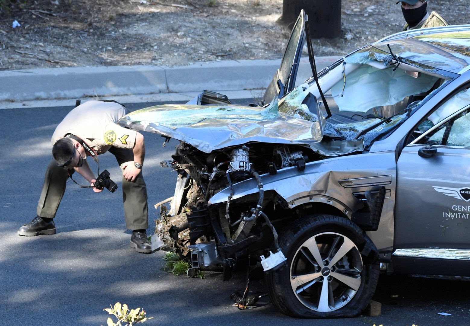 image Tiger Woods in surgery with multiple injuries after car accident