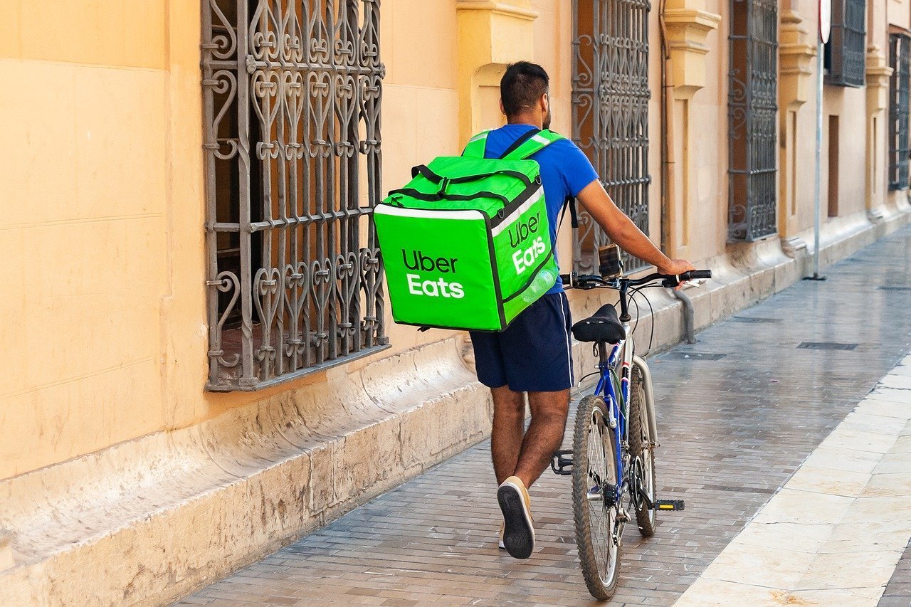 image Milan prosecutors order food delivery groups to hire riders, pay €733mn in fines