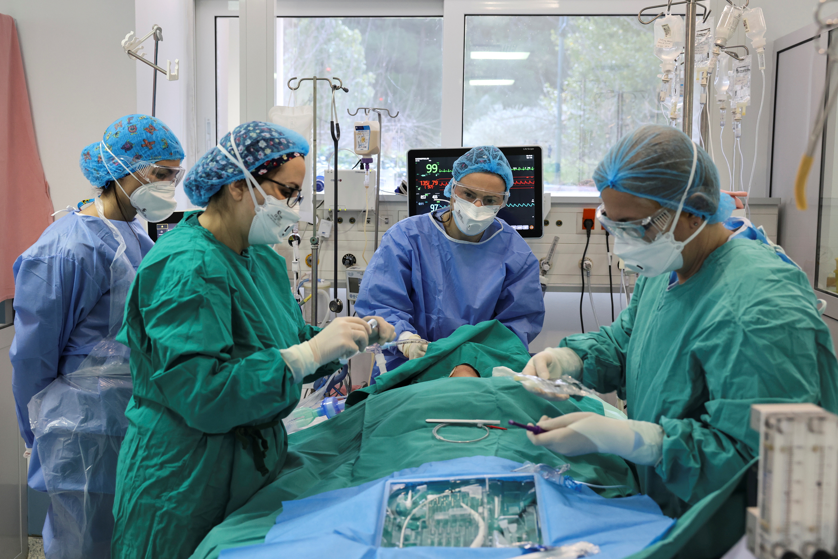 image Athens enlists private hospitals to ease pandemic pressure on health system