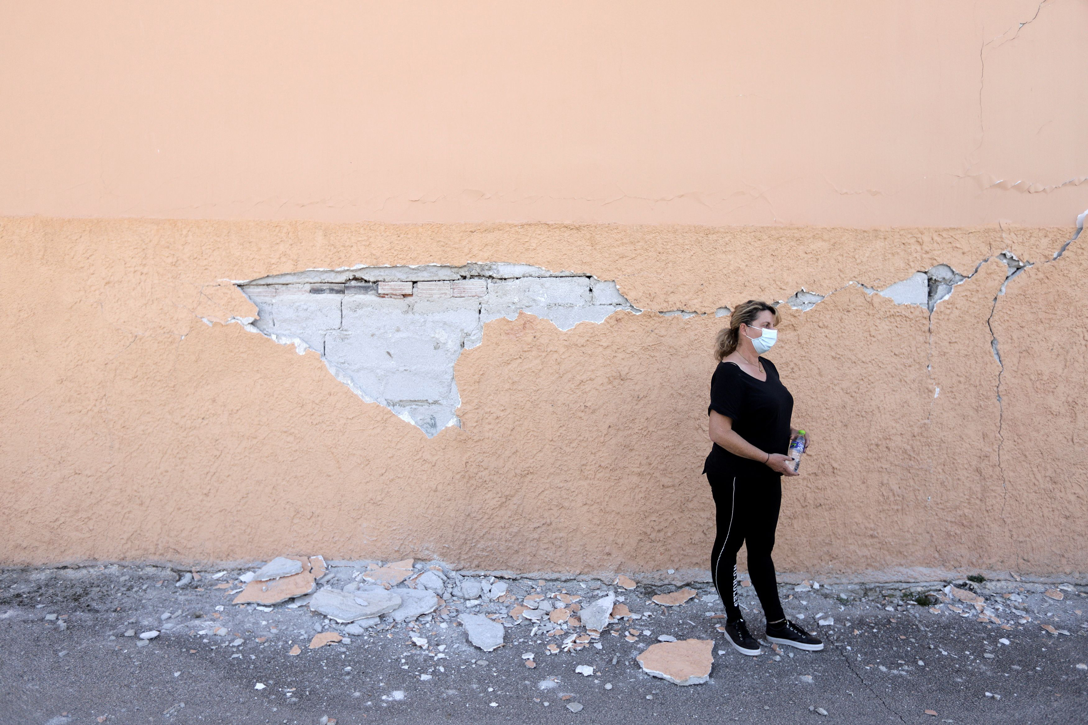 image Strong earthquake hits central Greece