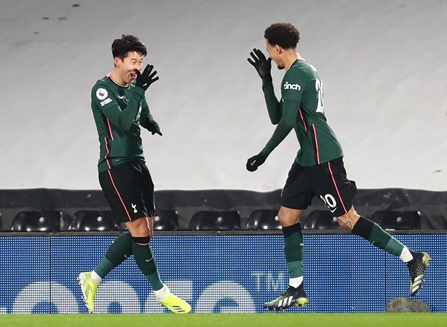 image Spurs edge past Fulham, Richarlison heads Everton into top four