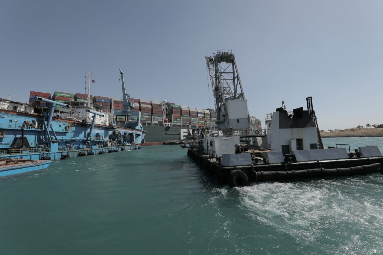 image Tugs, dredgers still struggle to free ship blocking Suez Canal (Updated)