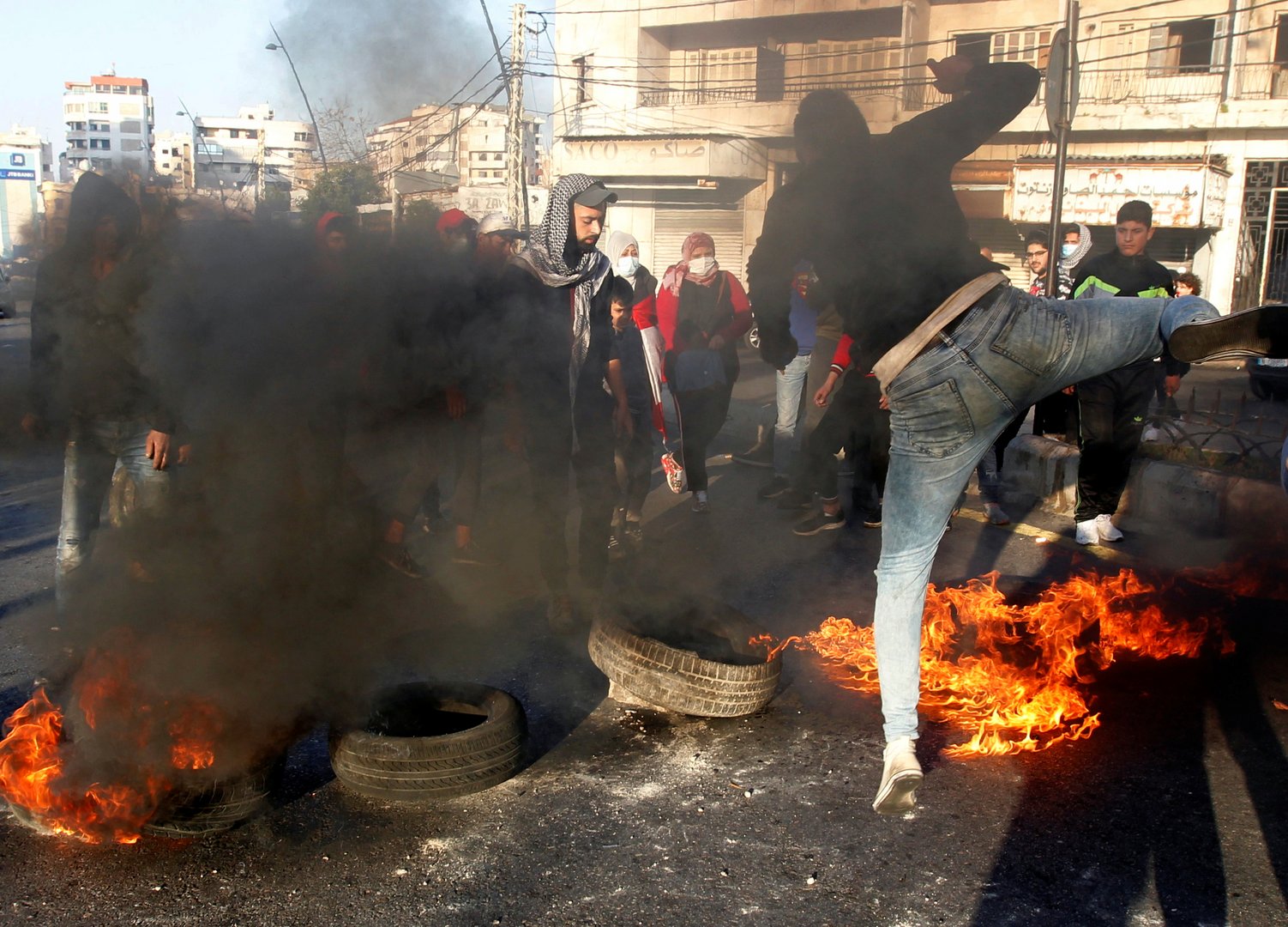 image Lebanon&#8217;s caretaker PM pleads for a new government as protests continue
