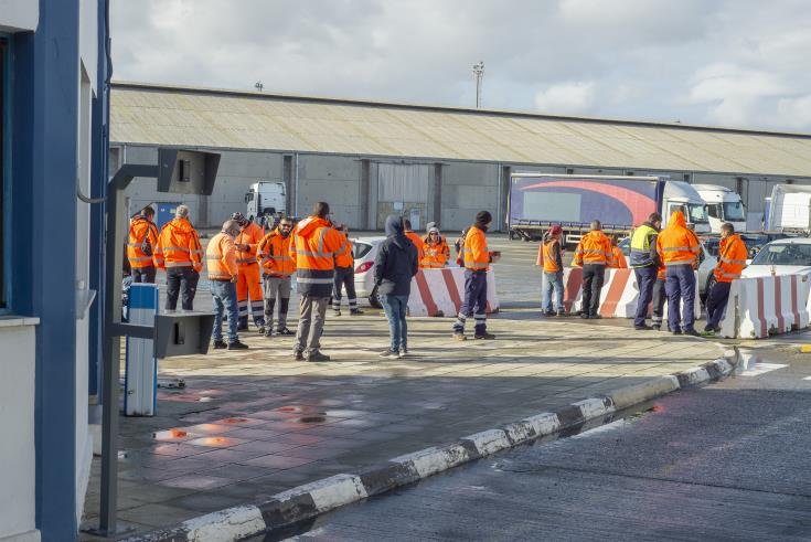 image Port workers call off strike after news of layoffs, mediation to start  (Update 2)