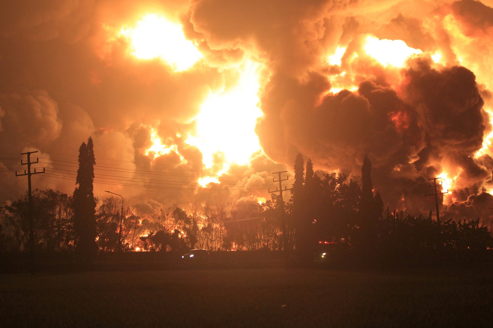 image Five injured, hundreds evacuated after blaze at Indonesia oil refinery
