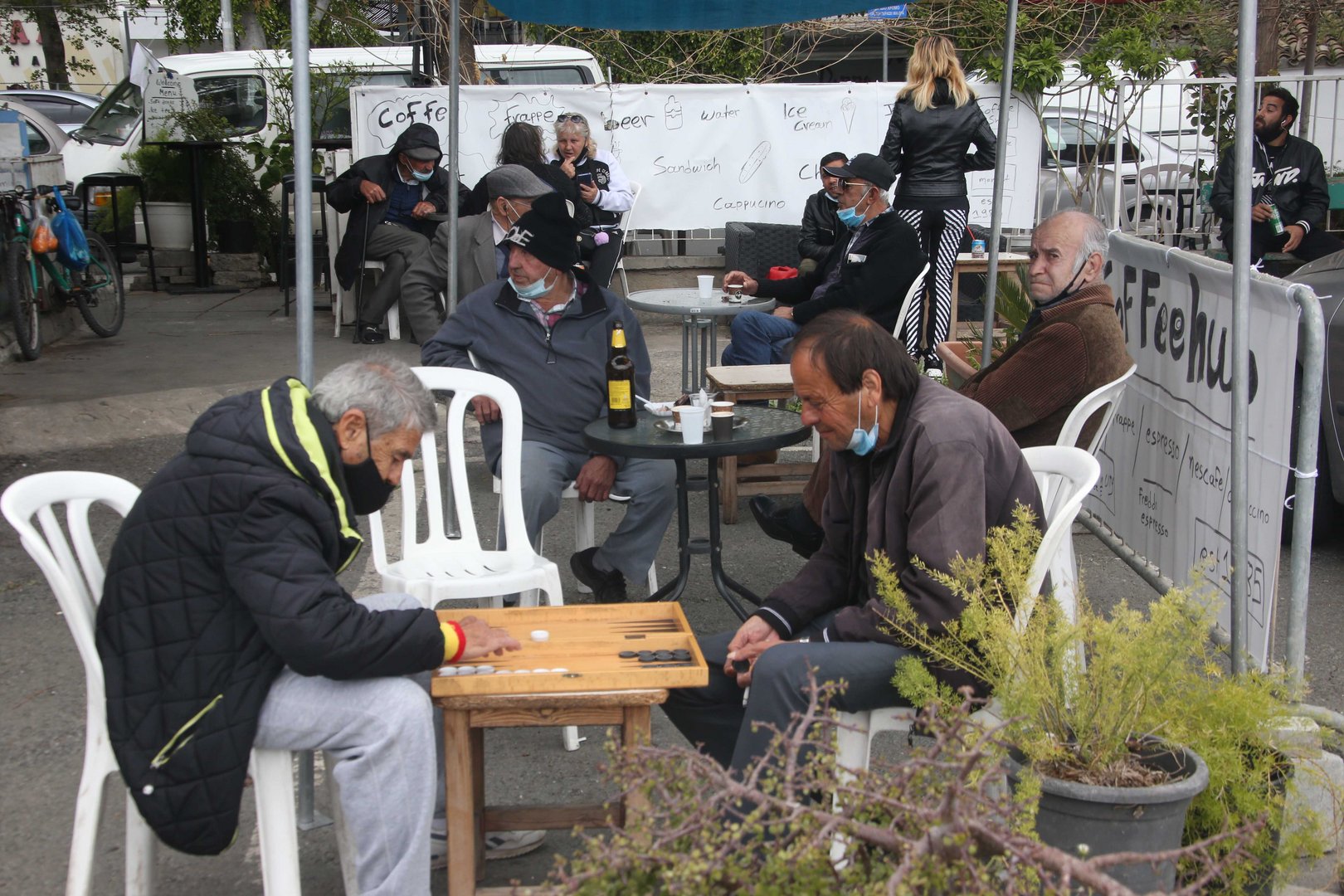 image Coronavirus: restaurants say outdoor dining a ‘mockery’ in this weather
