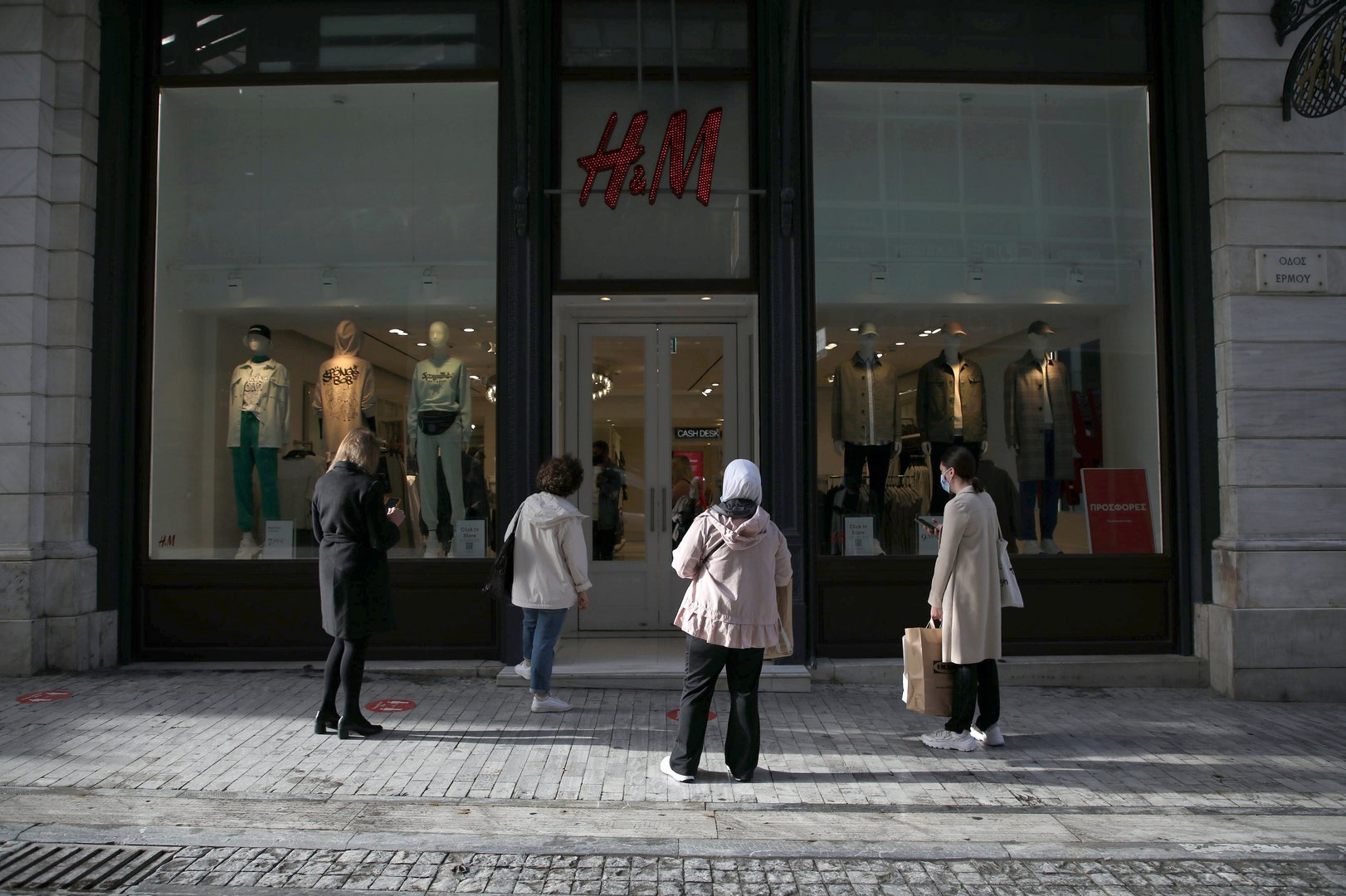 image Greece pledges more support for businesses as shops reopen