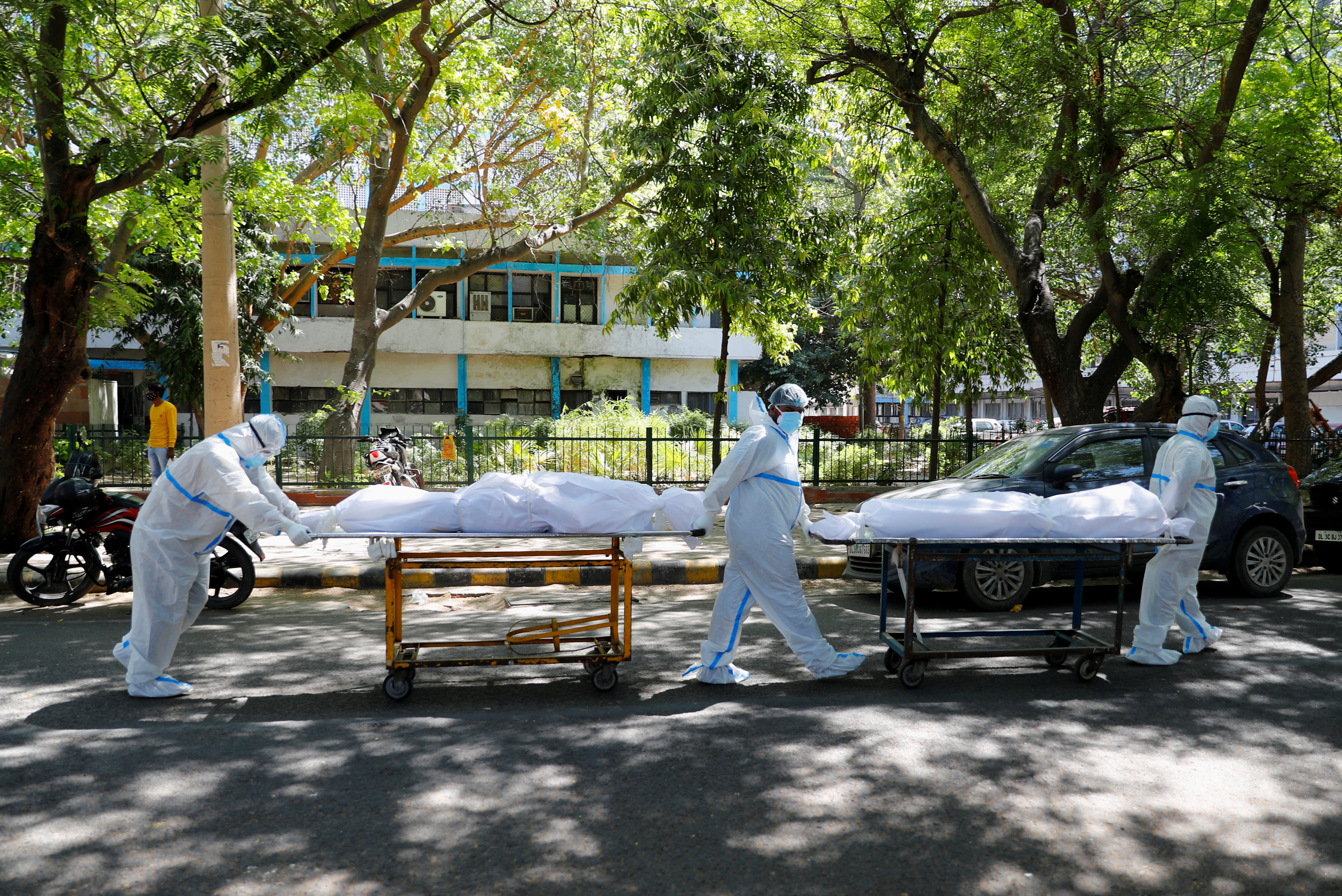 image Coronavirus swamps Indian hospitals as countries promise aid