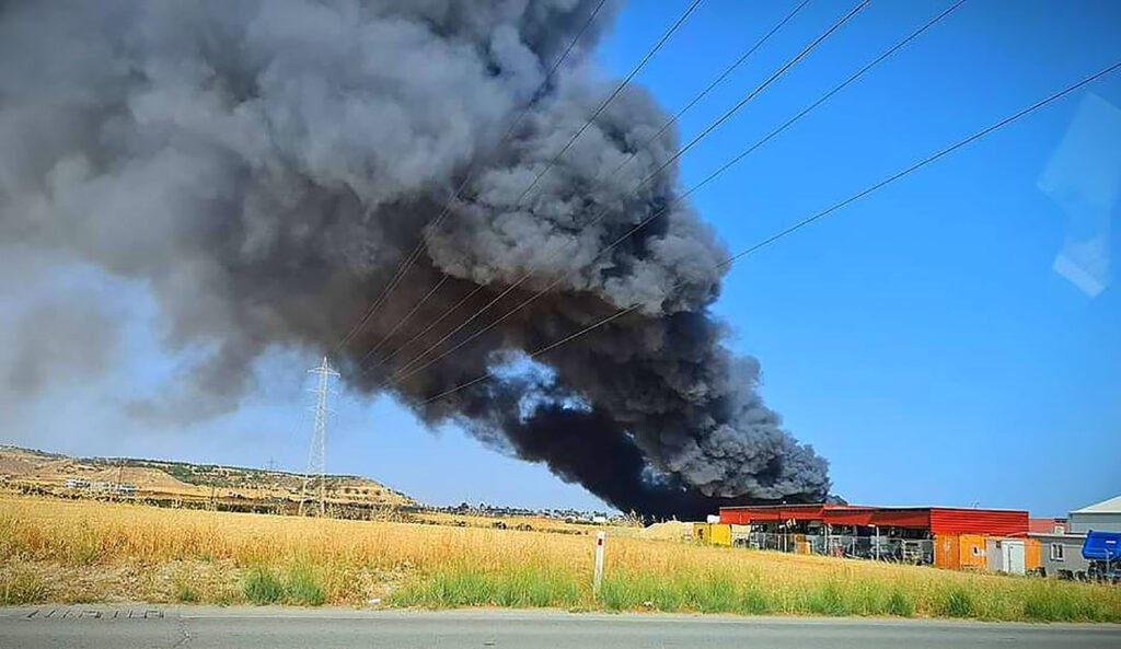 ΦΩΤΙΑ ΣΕ ΑΠΟΘΗΚΗ ΕΞΑΡΤΗΜΑΤΩΝ ΣΤΑ ΚΕΛΙΑ