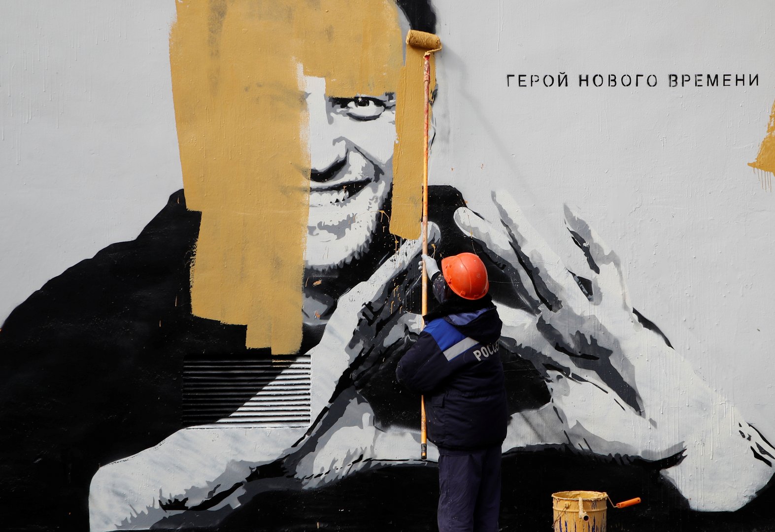 image Russian authorities paint over large Navalny mural in St Petersburg