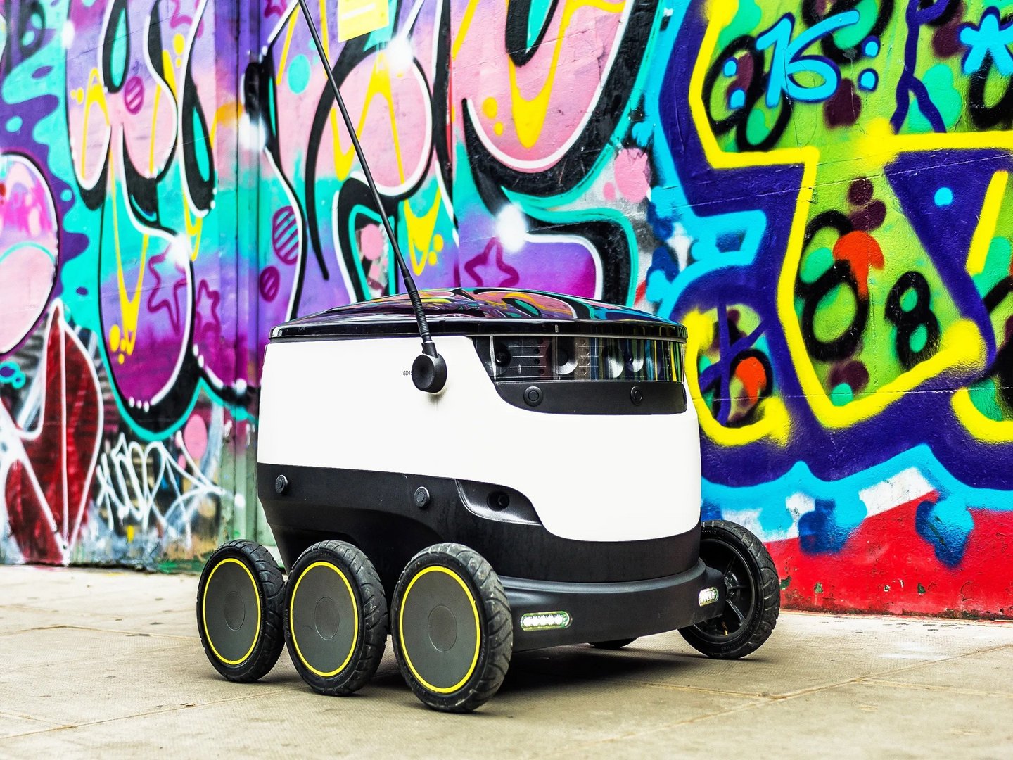 image Robots begin delivering pizza in Houston