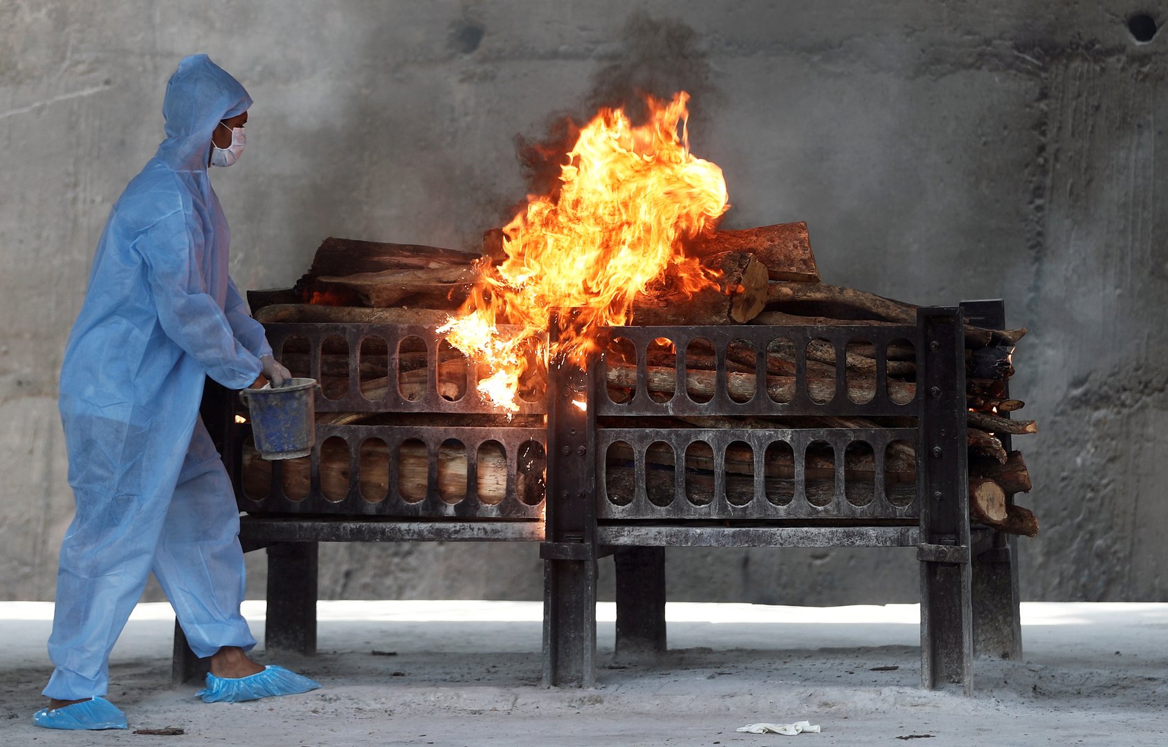 image Non-stop cremations cast doubt on India&#8217;s counting of COVID dead