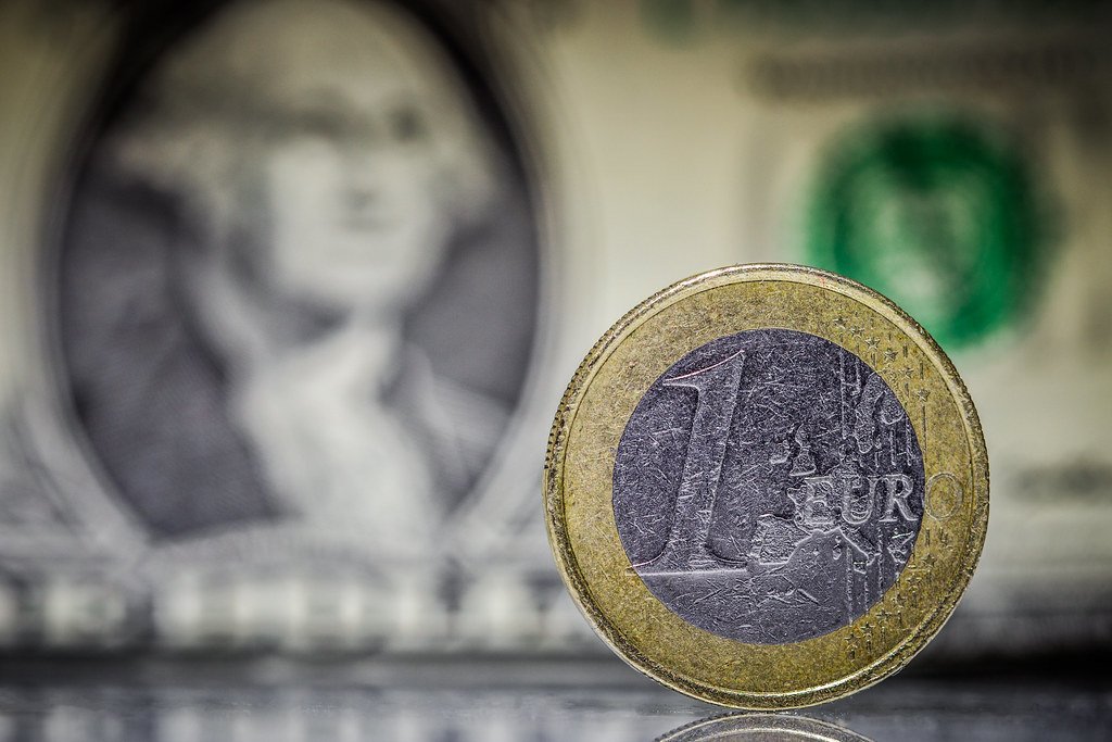 image Vaccine hopes boost euro; dollar dips amid subdued US yields