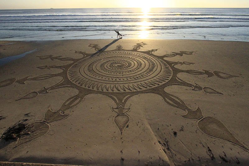image Sand artist uses the shoreline as a canvas