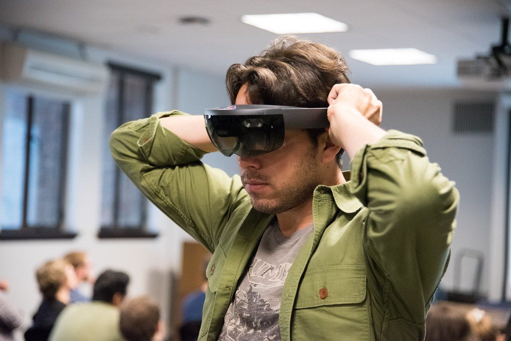 image Microsoft to supply augmented reality technology to US army