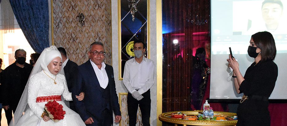 image Groom in the north, bride in Turkey hold virtual wedding party
