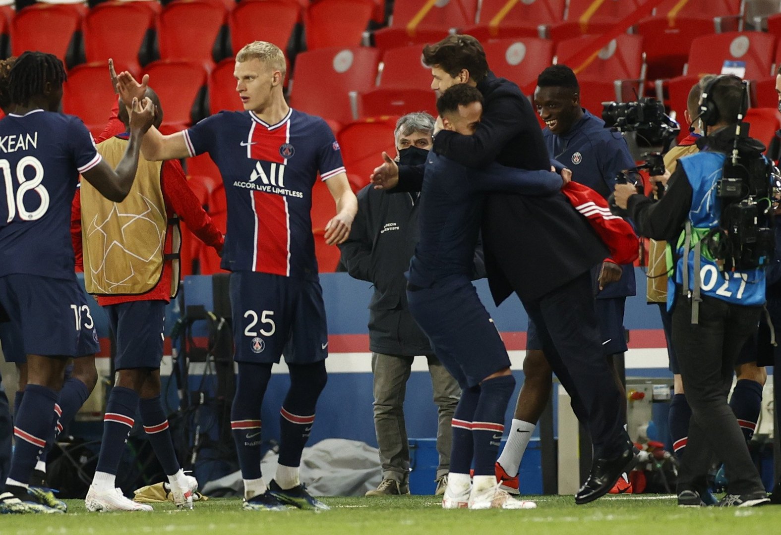 image PSG knock Bayern out on away goals to reach last four