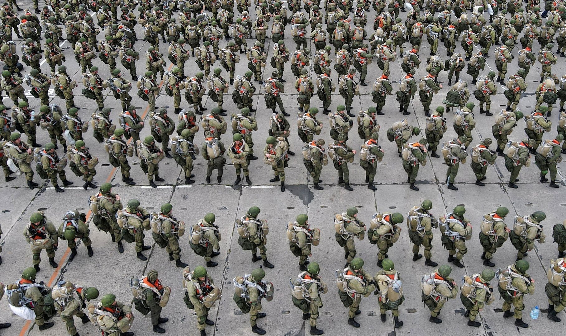image Russia orders troops back to base after buildup near Ukraine